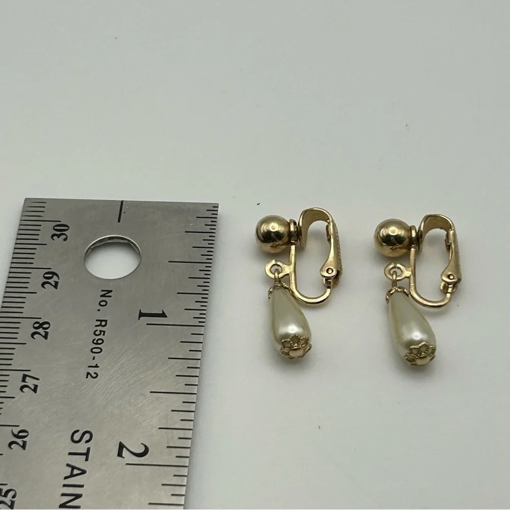 Sarah Coventry Cream Faux Pearl Clip On Dangle Earrings Gold Tone